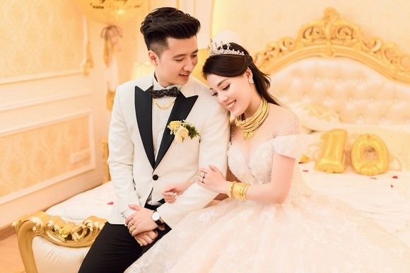 Âu Hà My, Võ Hạ Trâm vàng đeo trĩu cổ trong ngày cưới