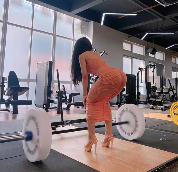 Kỳ lạ thời trang khi tập gym: Angela Phương Trinh mặc hẳn váy ren