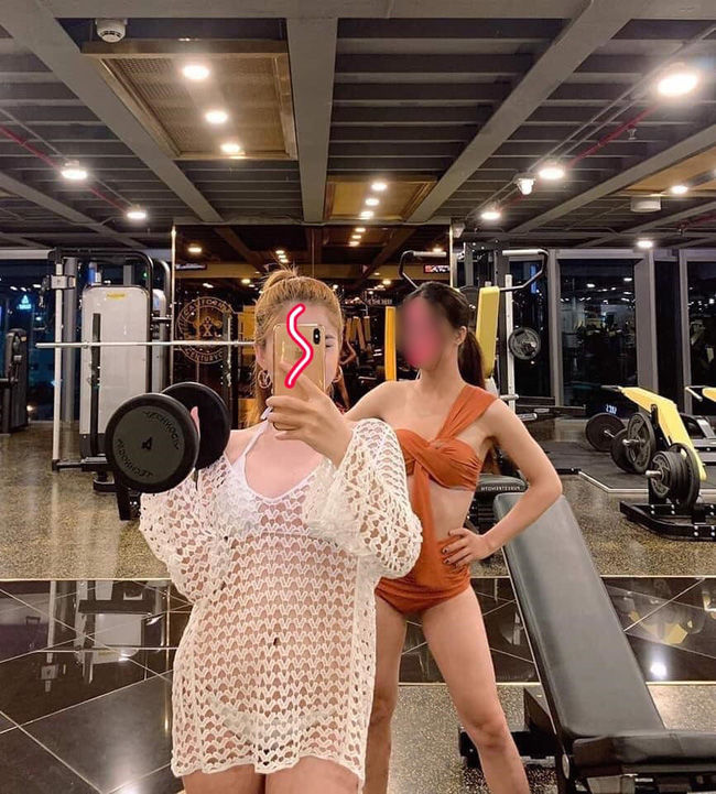 Kỳ lạ thời trang khi tập gym: Angela Phương Trinh mặc hẳn váy ren