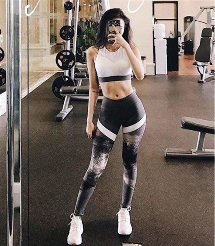 Kỳ lạ thời trang khi tập gym: Angela Phương Trinh mặc hẳn váy ren