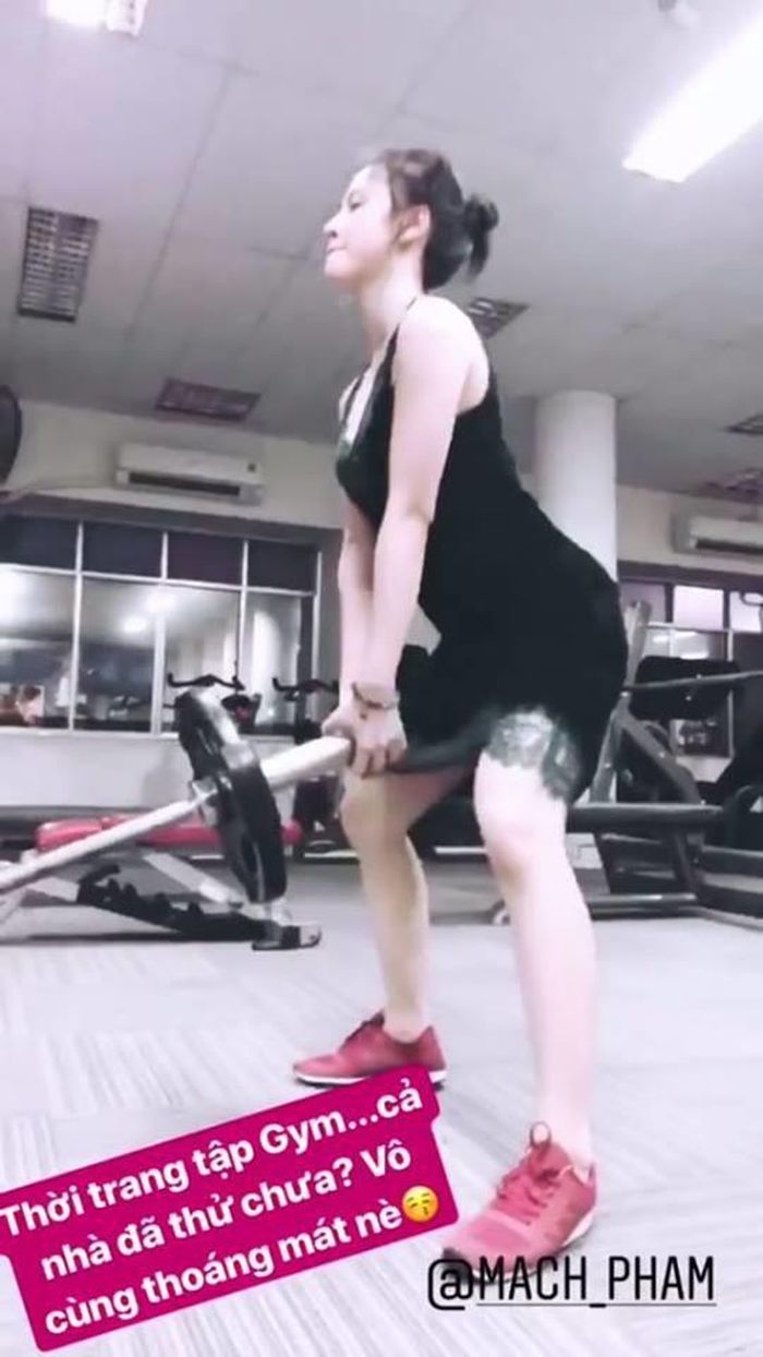 Kỳ lạ thời trang khi tập gym: Angela Phương Trinh mặc hẳn váy ren