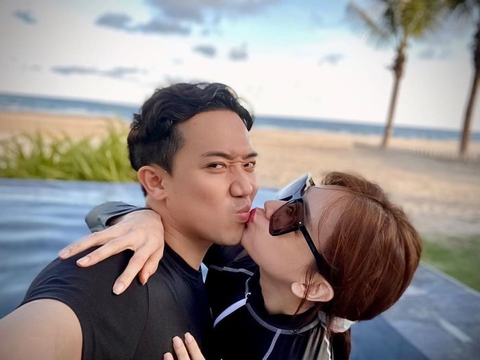 Trấn Thành hào phóng tặng túi hiệu 89 triệu đồng thuở cưa cẩm Hari Won