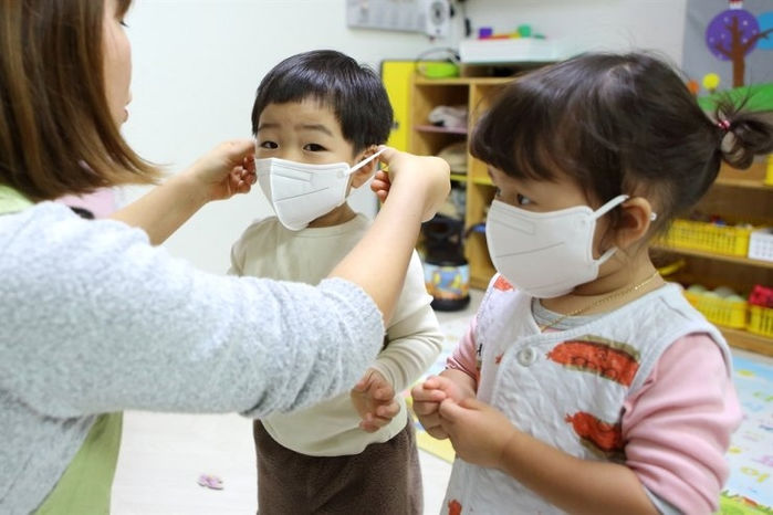 Trẻ dưới 5 tuổi có lượng virus nCoV trong mũi gấp 100 lần người lớn