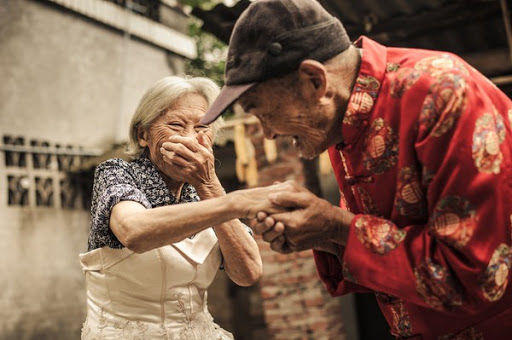 Triết lý tình yêu của cụ ông 96 tuổi: Đừng bao giờ ngưng việc hẹn hò