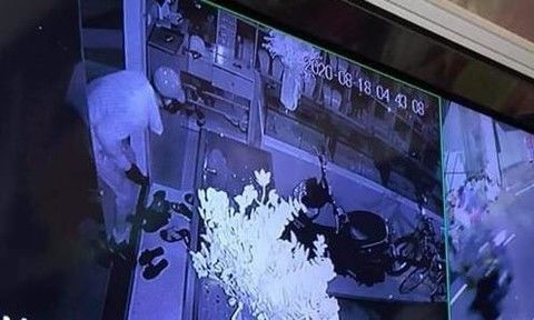 Trộm đột nhập tiệm vàng cuỗm 350 cây vàng giữa lúc rạng sáng trời mưa