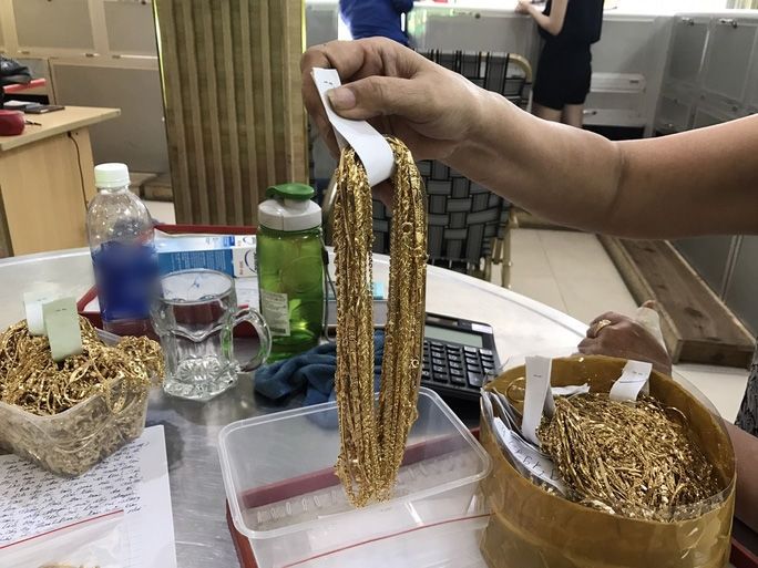 Trộm đột nhập tiệm vàng cuỗm 350 cây vàng giữa lúc rạng sáng trời mưa