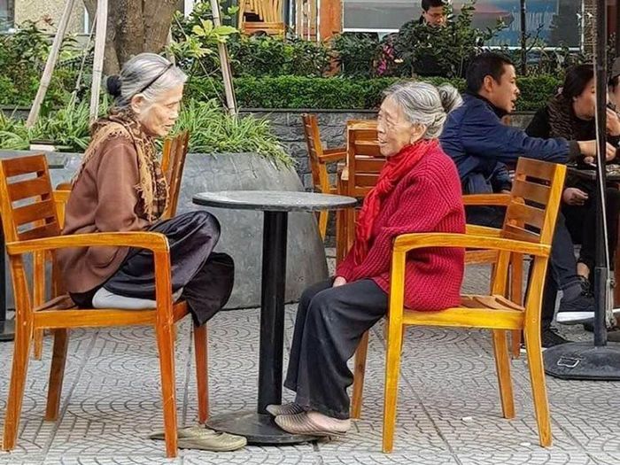 Bạn thân ơi, khi về già tao với mày cũng phải hệt thế này đấy nhé!
