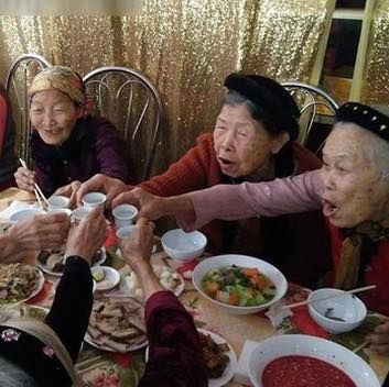 Bạn thân ơi, khi về già tao với mày cũng phải hệt thế này đấy nhé!