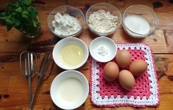 Tự làm bánh bông lan ngon như ngoài hàng bằng nồi cơm điện