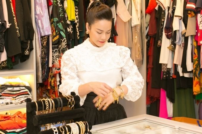 Từng có quá khứ cơ cực, giờ Nhật Kim Anh giàu sụ: Nhà xe bạc tỷ