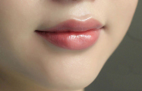 Mẹo cho đôi môi gợi cảm nhờ củ dền: Bôi nước ép khử thâm