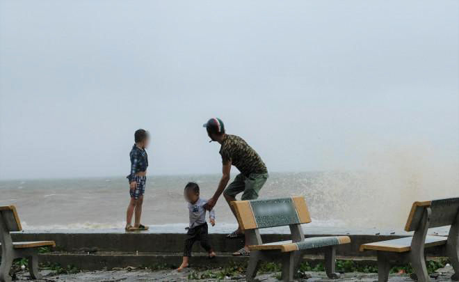 Thanh Hoá: Người dân bất chấp bão số 2 đổ bộ vẫn đưa trẻ ra biển chơi