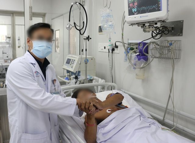 Vợ người đàn ông bị rắn cắn mừng rỡ: Chồng em giữ được đôi chân rồi