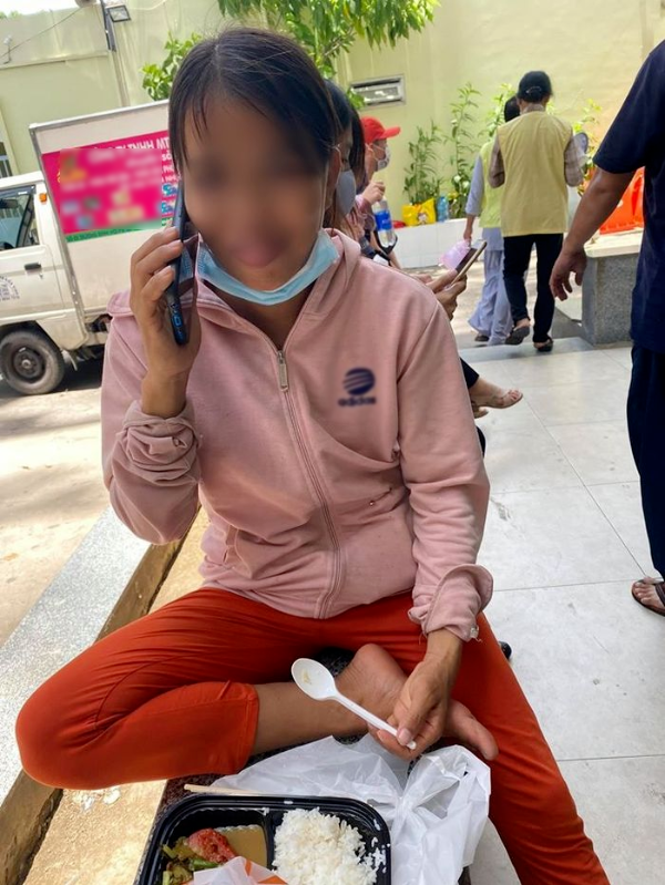 Vợ người đàn ông bị rắn cắn mừng rỡ: Chồng em giữ được đôi chân rồi