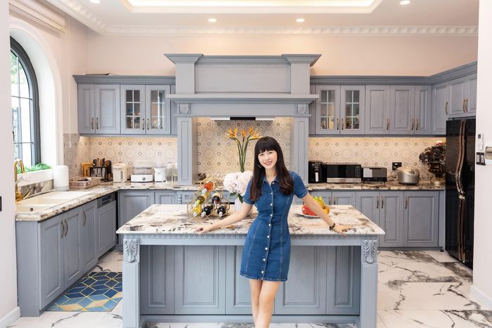 Vợ Đăng Khôi khoe căn bếp sang chảnh trong biệt thự 50 tỷ đồng