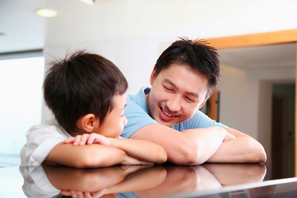 Vợ mất, chồng đau lòng nhìn con 3 tuổi lủi thủi chờ mình về mỗi tối