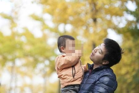 Vợ mất, chồng đau lòng nhìn con 3 tuổi lủi thủi chờ mình về mỗi tối