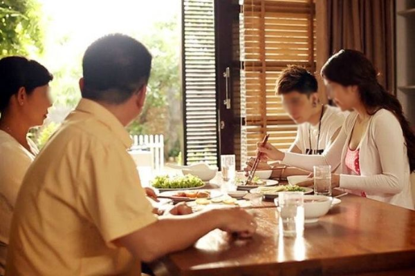 Chàng trai đá luôn bạn gái vì bị bố mẹ người yêu chê lương bèo