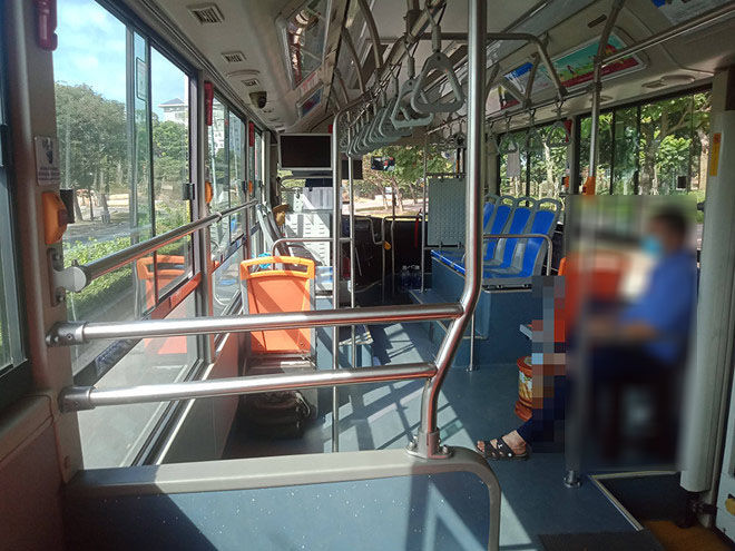Xe buýt vắng khách vẫn từ chối phục vụ nếu khách không đeo khẩu trang
