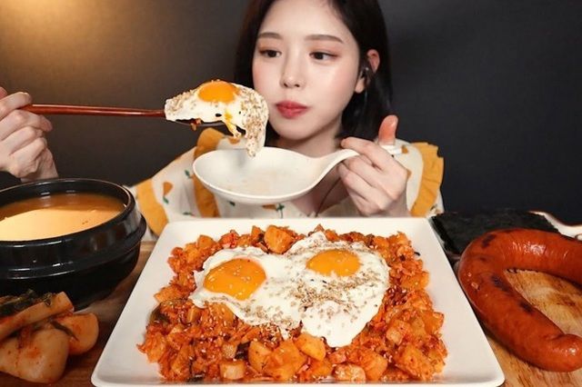 YouTuber Hàn bị tố cắt sửa clip để nhổ, bỏ bớt đồ ăn khi làm mukbang