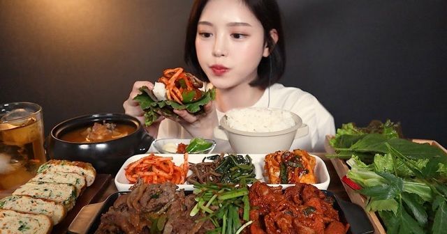 YouTuber Hàn bị tố cắt sửa clip để nhổ, bỏ bớt đồ ăn khi làm mukbang