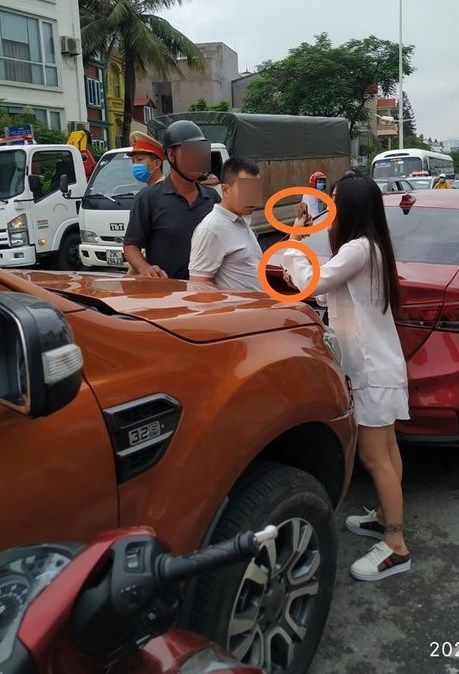 Cô gái đẹp thay bạn trai xử lý vụ tông xe được tha thứ nhanh chóng