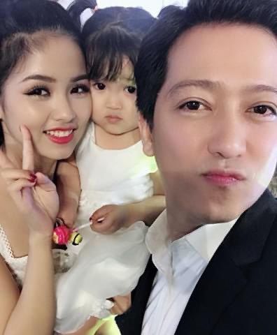 Bé gái xinh xắn như thiên thần xuất hiện cùng Trường Giang, Nhã Phương