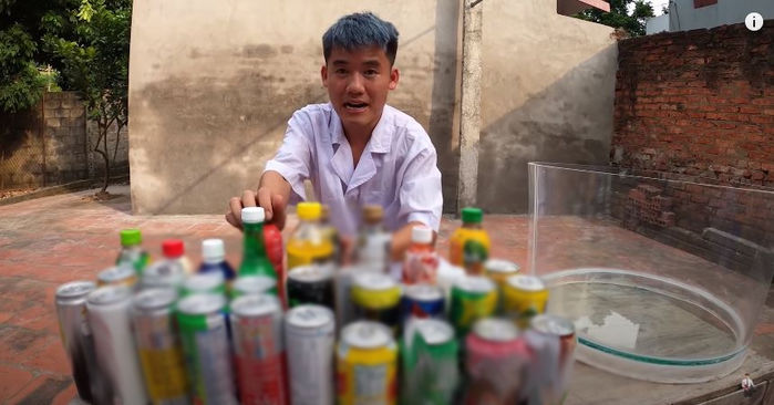 Con trai Bà Tân Vlog trộn 50 loại nước ngọt cho người thân uống