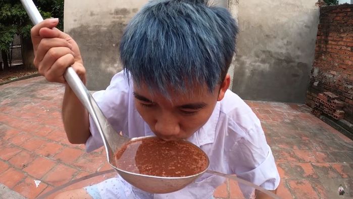 Con trai Bà Tân Vlog trộn 50 loại nước ngọt cho người thân uống