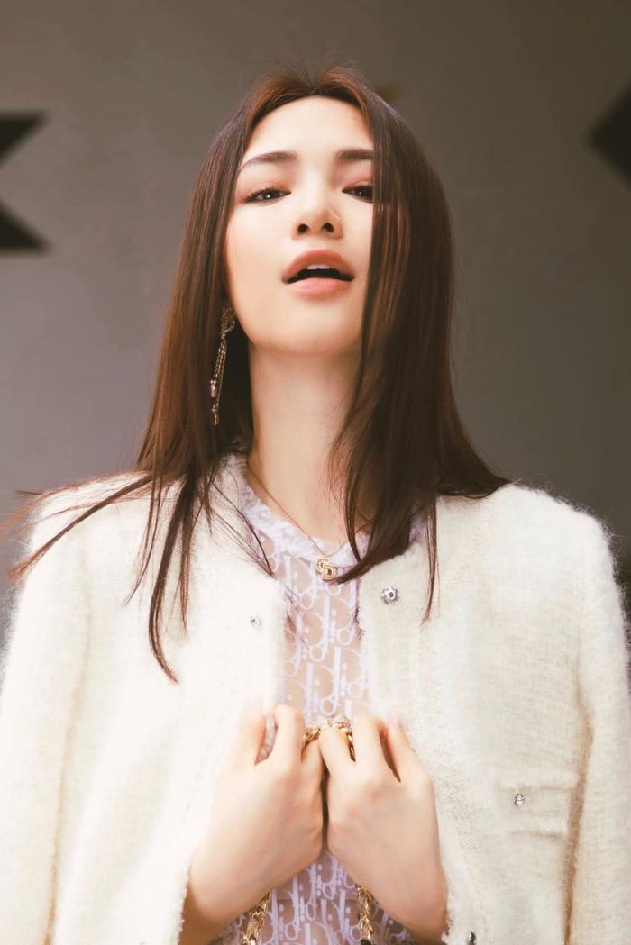 Đại gia showbiz Hoà Minzy tậu thêm túi hiệu gần 200 triệu đồng