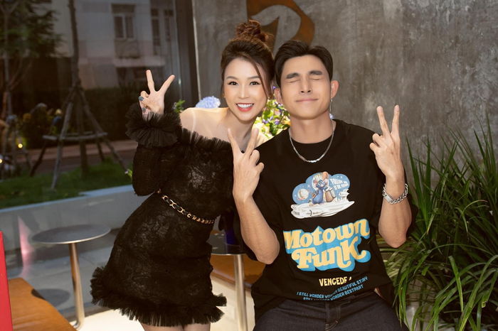 Cường Đôla mua túi hiệu cho con gái, Hari Won mừng sinh nhật mẹ