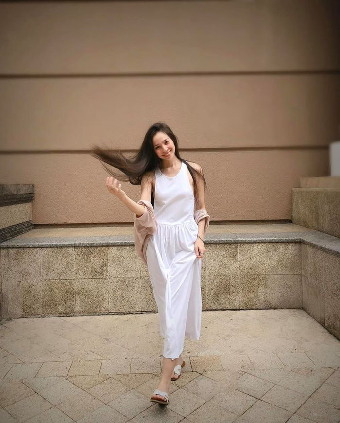 Cường Đôla mua túi hiệu cho con gái, Hari Won mừng sinh nhật mẹ