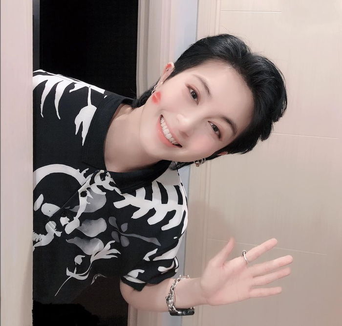 Cường Đôla mua túi hiệu cho con gái, Hari Won mừng sinh nhật mẹ