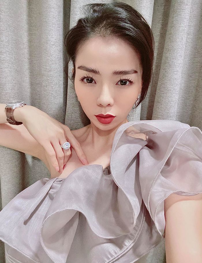 Chưa ai như Lệ Quyên: Chỉ một bức ảnh mà khoe đến tận 3 món kim cương