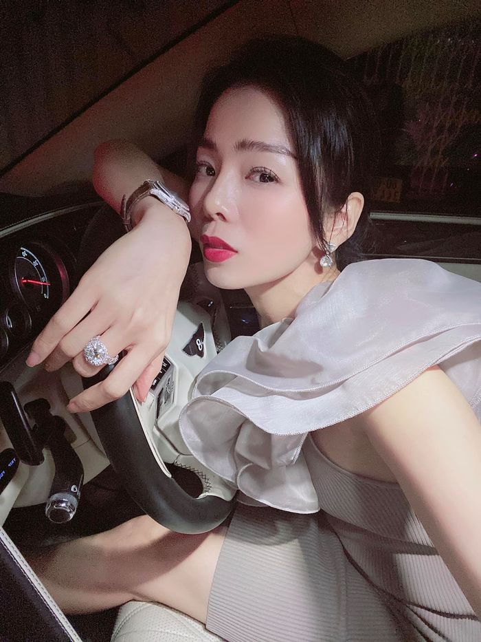 Chưa ai như Lệ Quyên: Chỉ một bức ảnh mà khoe đến tận 3 món kim cương