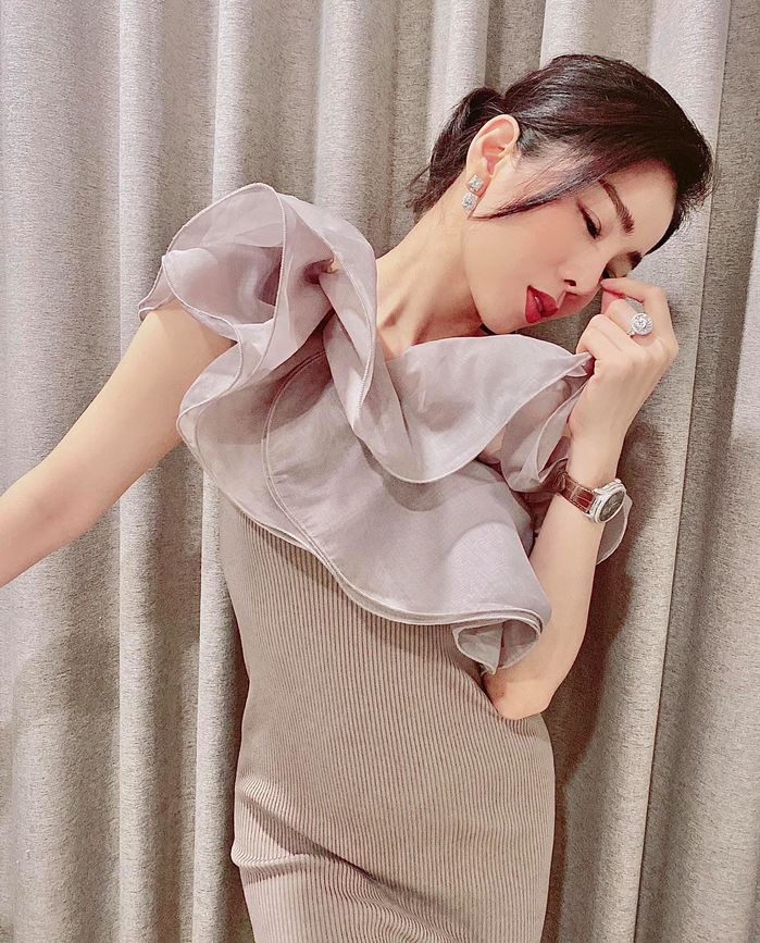 Chưa ai như Lệ Quyên: Chỉ một bức ảnh mà khoe đến tận 3 món kim cương