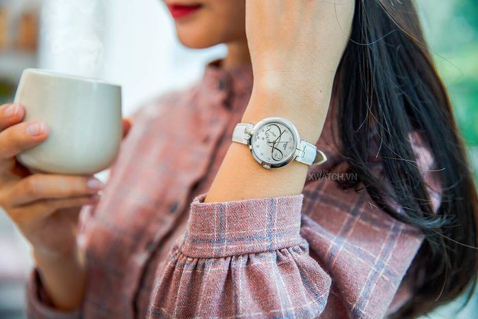 Con gái nên đeo đồng hồ tay phải để tránh tổn thương dây chằng, huyệt