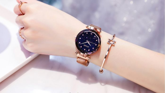 Con gái nên đeo đồng hồ tay phải để tránh tổn thương dây chằng, huyệt