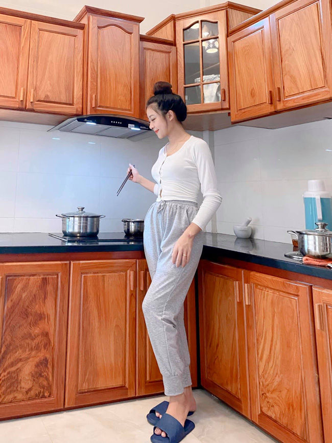 Sau 1 tháng sinh con, vợ Phan Văn Đức về lại 50kg, chuẩn dáng ban đầu
