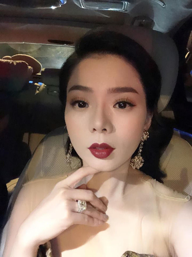 Chưa ai như Lệ Quyên: Chỉ một bức ảnh mà khoe đến tận 3 món kim cương