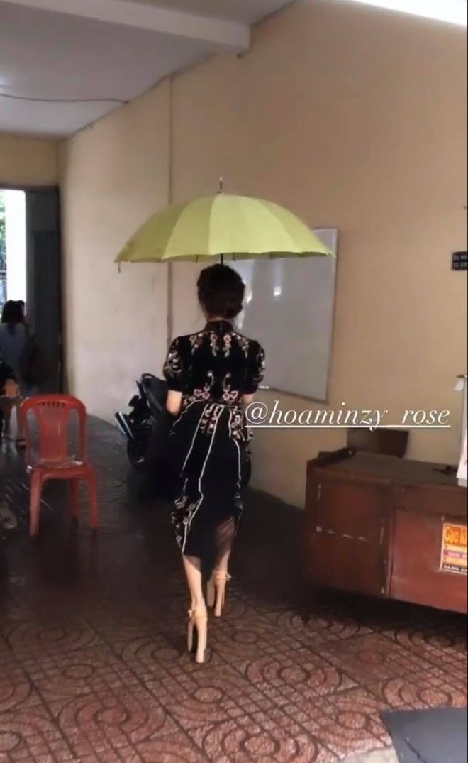 Mỹ nhân Việt mê mẩn giày cà kheo: Hòa Minzy chuộng giày cao 15-25cm