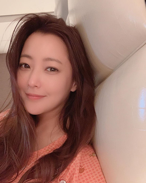 43 tuổi vẫn đóng nữ sinh, Kim Hee Sun giữ mãi vẻ trẻ đẹp nhờ đâu?