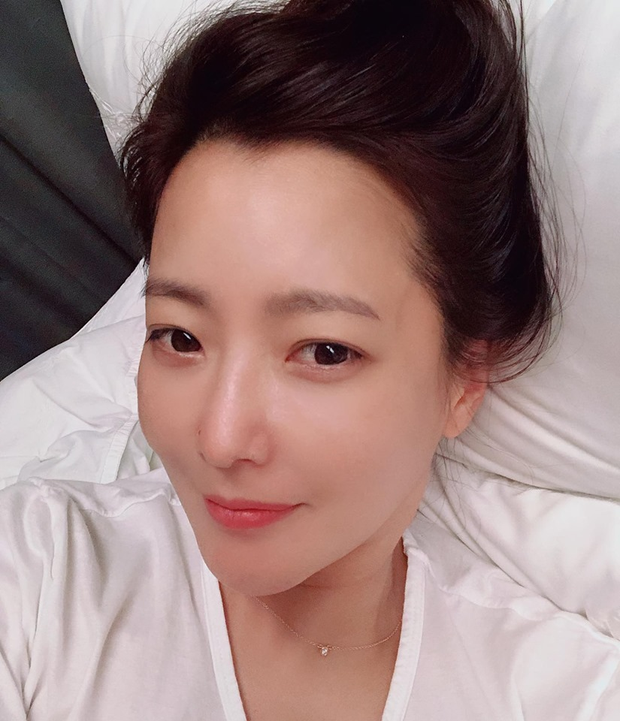 43 tuổi vẫn đóng nữ sinh, Kim Hee Sun giữ mãi vẻ trẻ đẹp nhờ đâu?