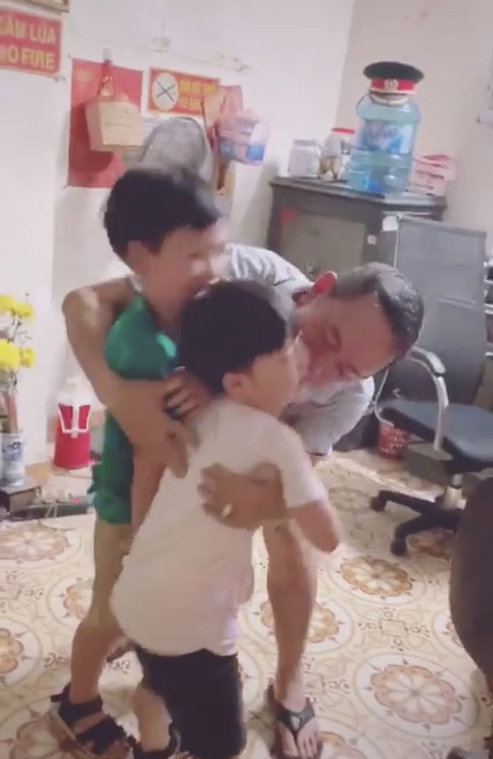 Hai cháu đến thăm, ông ngoại bất ngờ mếu máo, xúc động ôm chầm cháu