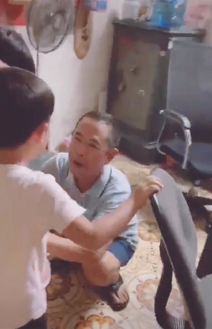 Hai cháu đến thăm, ông ngoại bất ngờ mếu máo, xúc động ôm chầm cháu