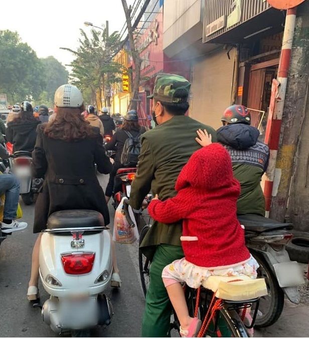 Hai cháu đến thăm, ông ngoại bất ngờ mếu máo, xúc động ôm chầm cháu