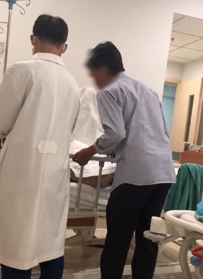 Cảm động hình ảnh anh chồng tỉ mẩn chăm sóc vợ đại tu vòng 1
