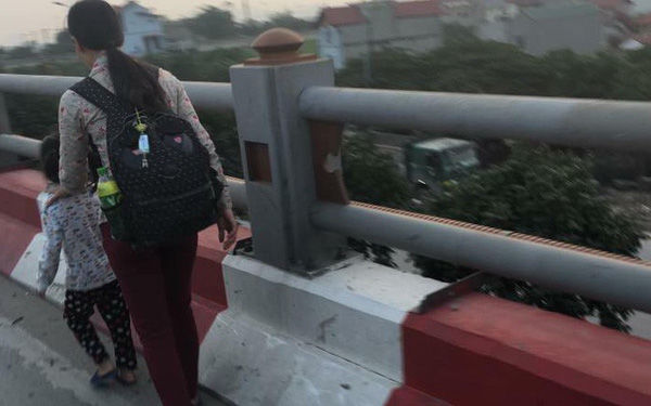 Bé gái vô danh 7 năm từng đi xin ăn cùng mẹ đã được làm giấy khai sinh