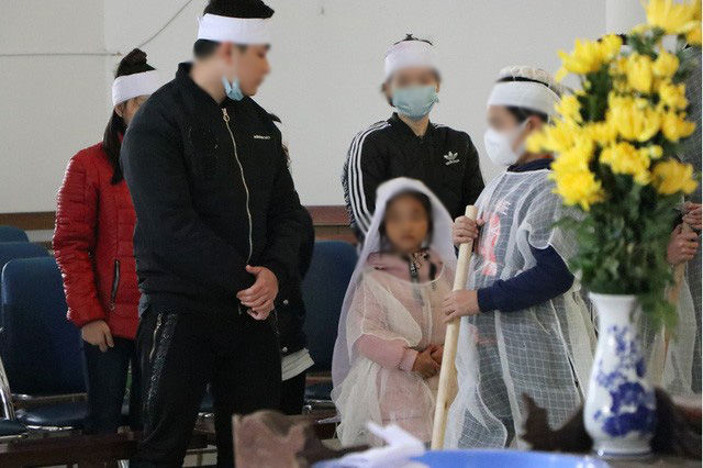 Bé gái vô danh 7 năm từng đi xin ăn cùng mẹ đã được làm giấy khai sinh