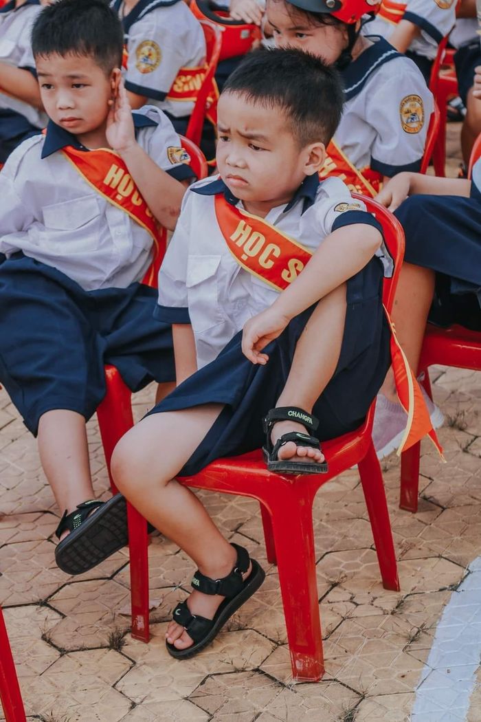 Cười nghiêng ngả với loạt biểu cảm của học sinh trong lễ khai giảng